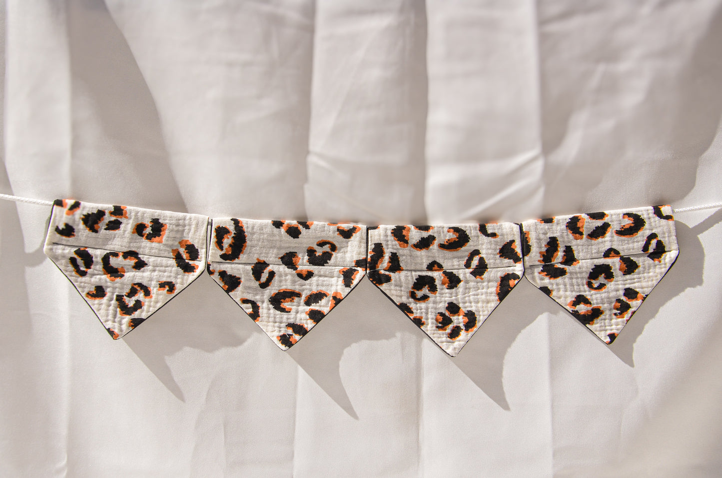 Bandana leopard, un teckel stylé