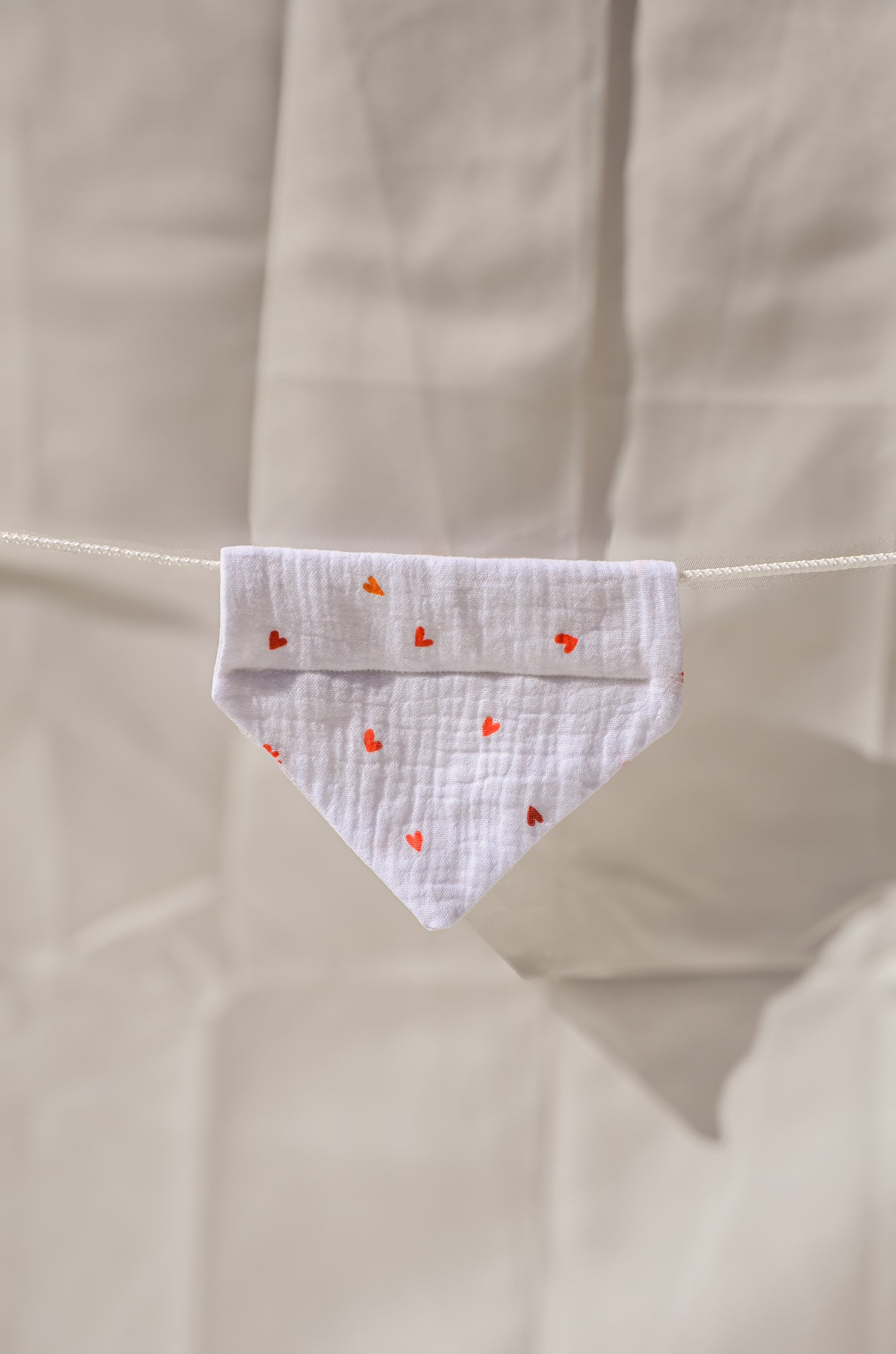bandana blanc en gaze de coton motif coeur rouge