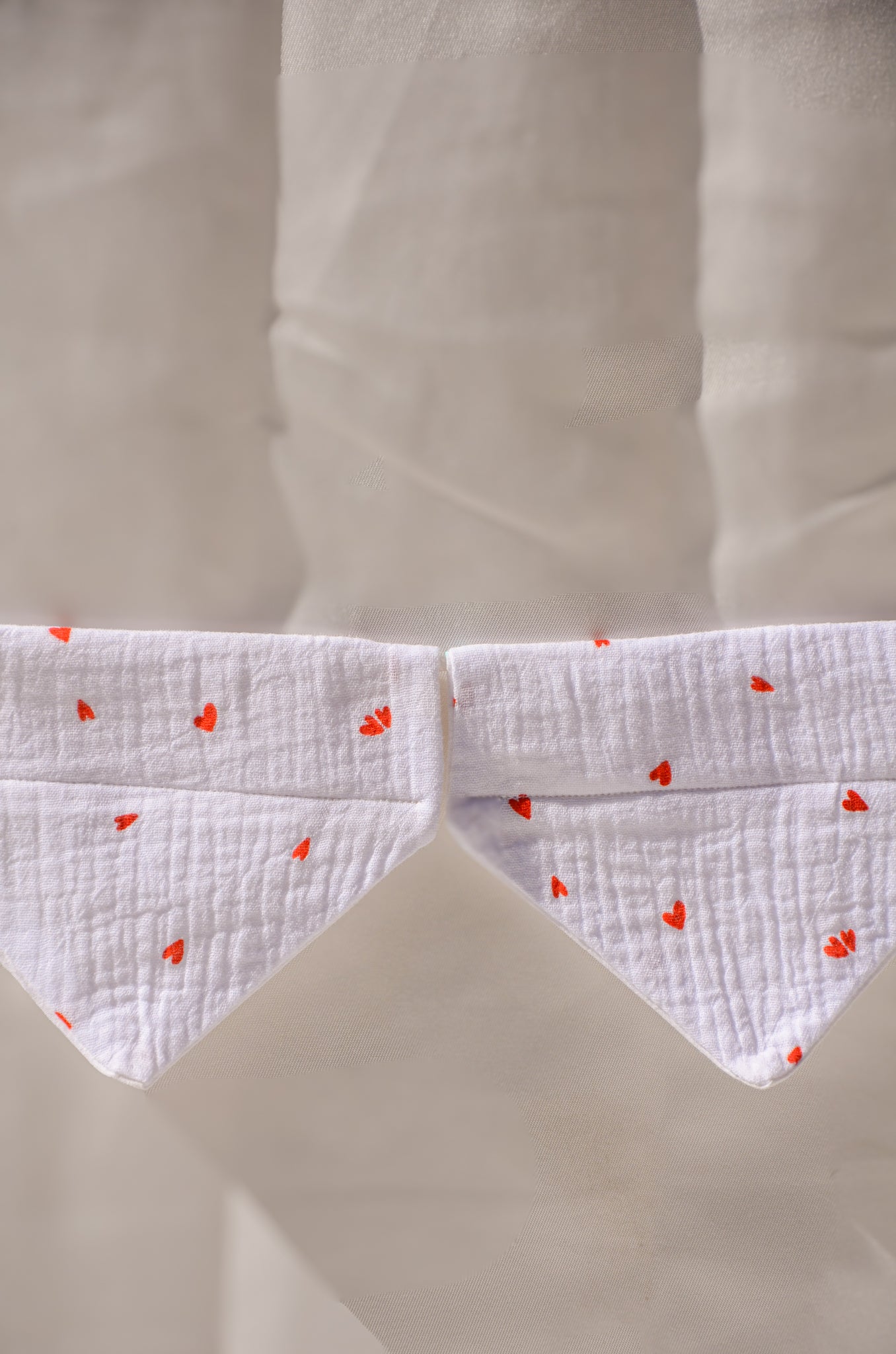 bandana blanc en gaze de coton motif coeur rouge